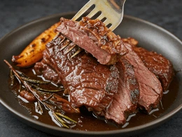 Un plat élégant de joue de bœuf confite, tendre et savoureuse, accompagnée de légumes et d'une sauce riche au vin rouge. Un mets réconfortant cuit lentement, idéal pour les repas festifs ou les moments gourmands.
